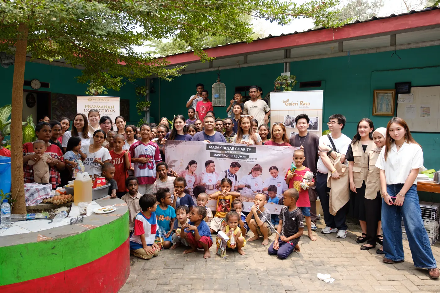 Foto bersama seluruh relawan, chef, dan anak-anak yayasan