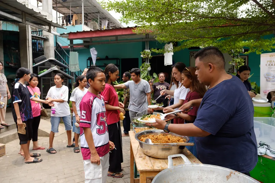 Antrean makan siang bersama chef dan relawan