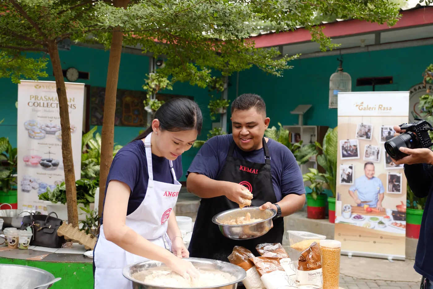 Dua chef mencicipi masakan bersama