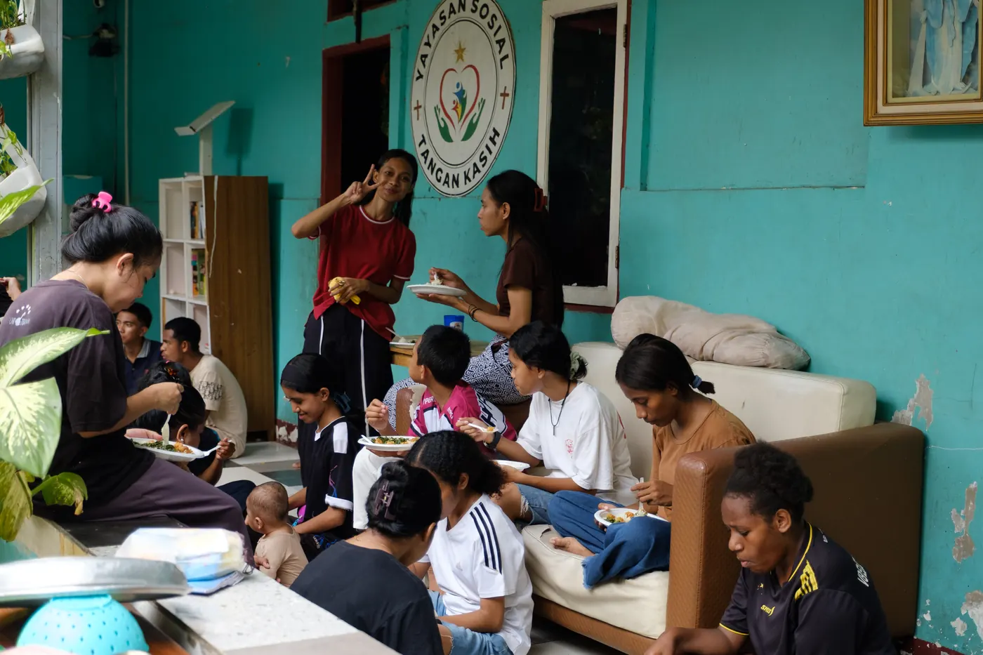 Anak-anak makan bersama di dalam ruangan