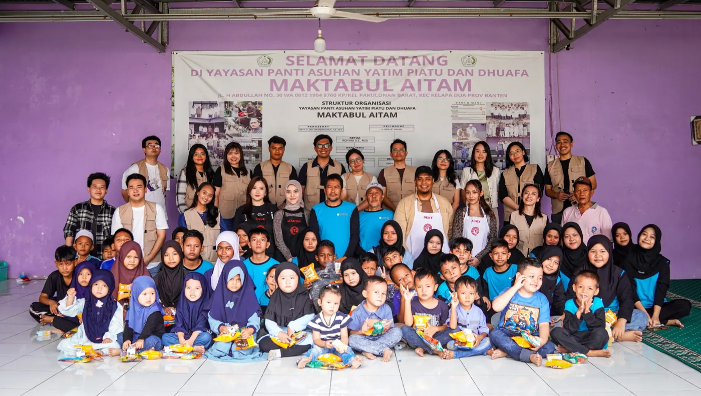 Foto bersama relawan, chef alumni MasterChef, dan anak-anak Panti Asuhan Maktabul Aitam