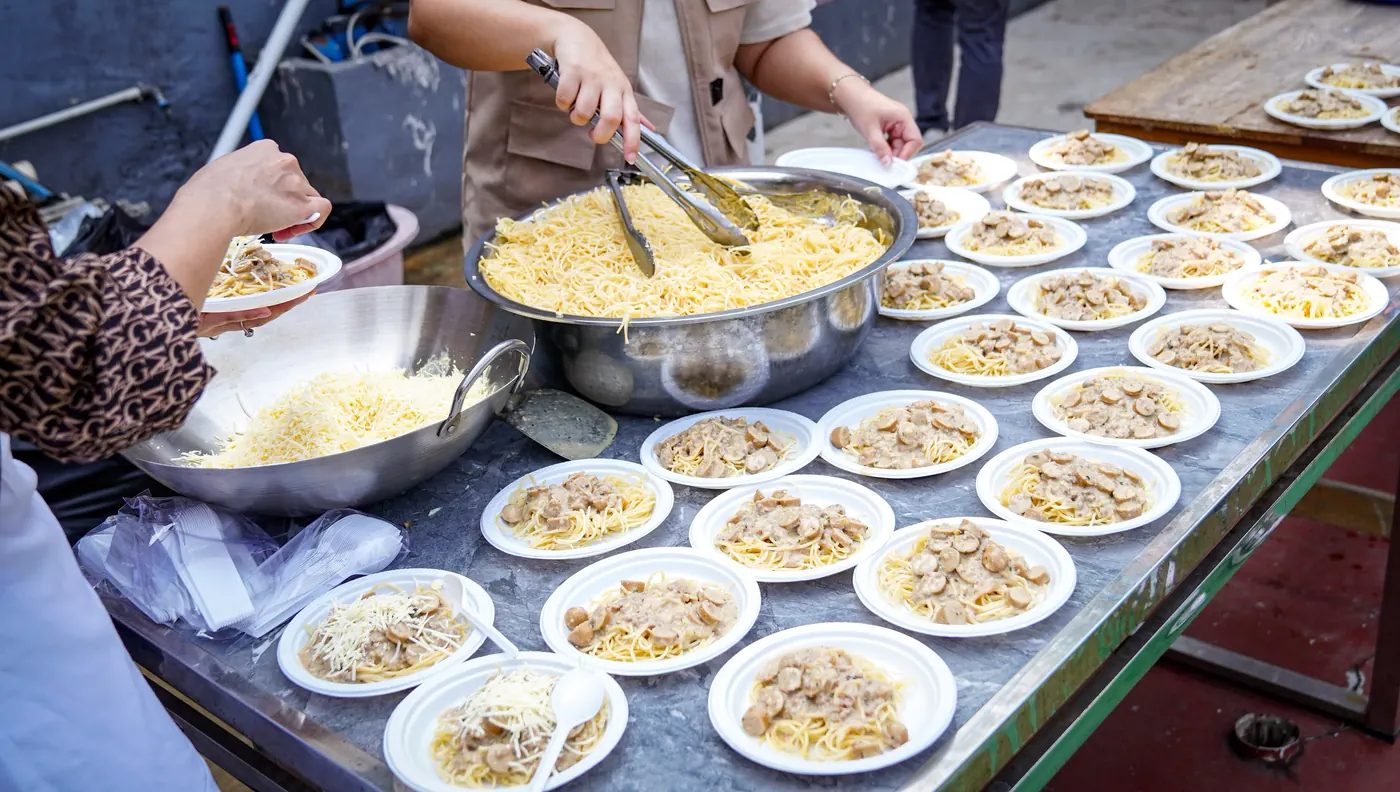 Puluhan piring makanan siap dibagikan