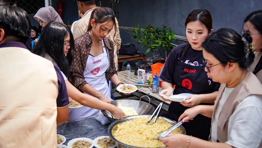 Chef dan relawan menyiapkan masakan