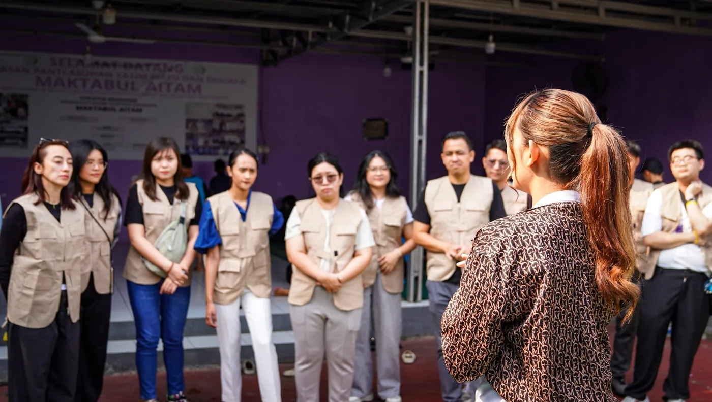 Relawan Mata Hati Charity mendengarkan arahan sebelum kegiatan dimulai