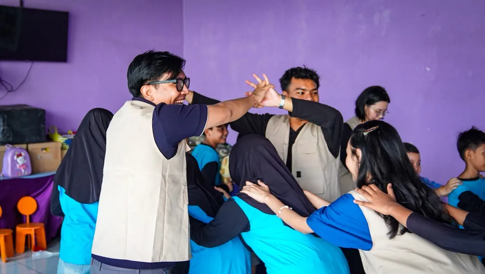 Relawan bermain games bersama anak-anak panti asuhan