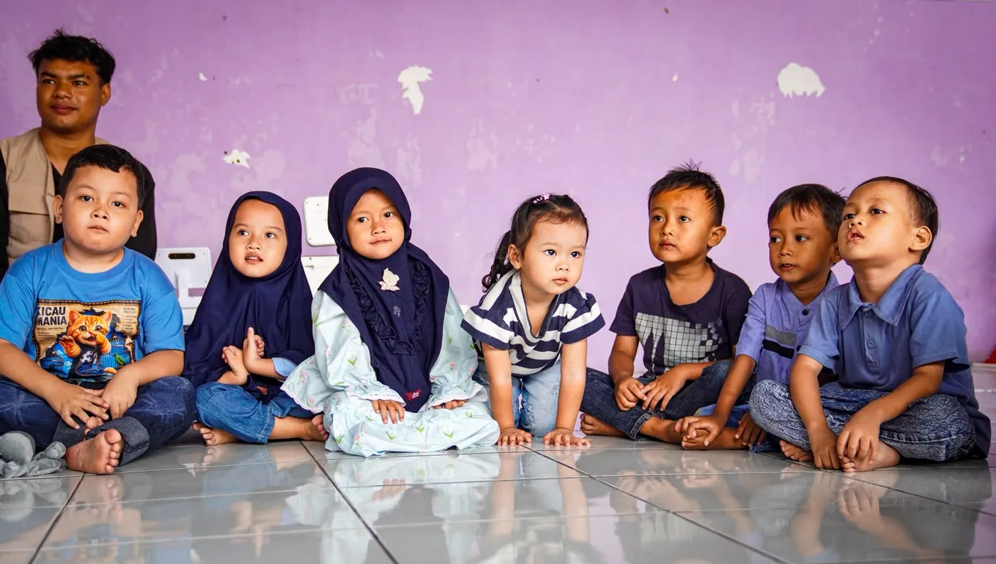 Anak-anak Panti Asuhan Maktabul Aitam duduk bersama relawan Mata Hati Charity